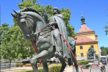 Megszépülve tért haza Szent István lovasszobra